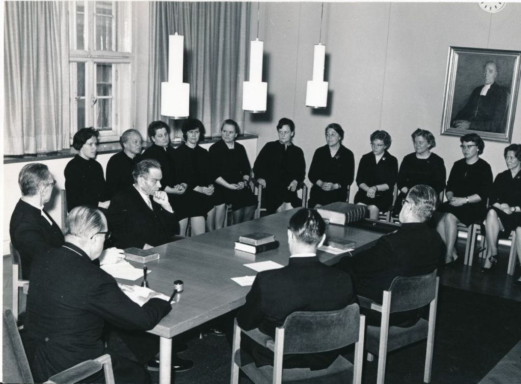 Naispappeus vai yhteinen pappisvirka?